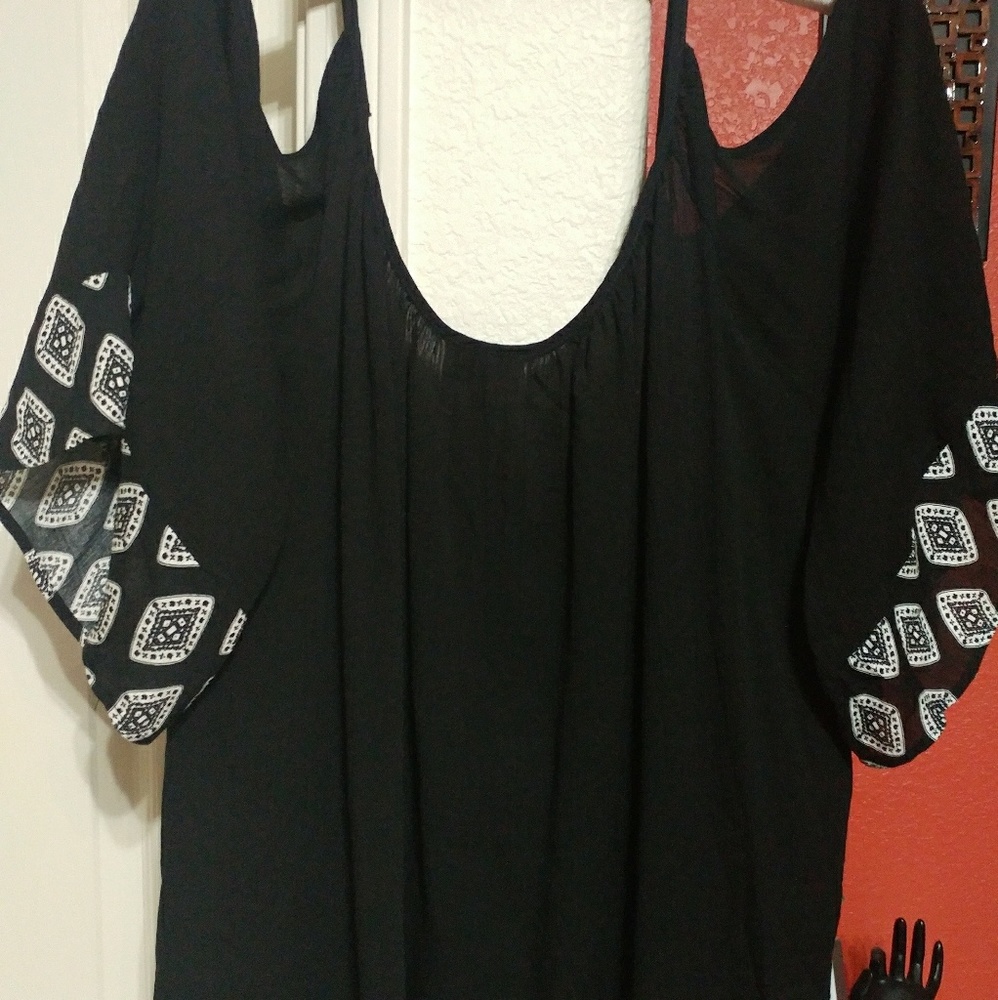 NWT - Sz. 2 Torrid Border Print Cold Shoulder